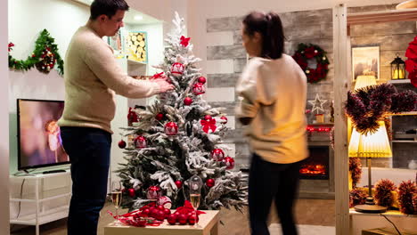 Zeitraffer-Eines-Paares,-Das-Einen-Weihnachtsbaum-Schmückt
